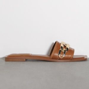 Flat leather sandal with chain